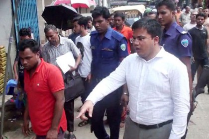 লক্ষ্মীপুরে অতিরিক্ত দামে পিয়াজ বিক্রি করায় জরিমানা