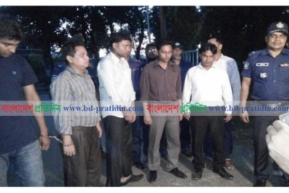 নওগাঁয় ম্যাজিস্ট্রেট পরিচয়ে চাঁদাবাজি, আটক ৫