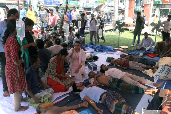 বরিশালে ৩ দাবিতে অটোরিক্সা শ্রমিকদের আমরণ অনশনে অসুস্থ্য ১৫