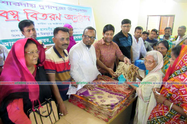 শিবগঞ্জে দুর্গাপূজা উপলক্ষে ৩০০ পরিবারের মাঝে পূজাসামগ্রী বিতরণ