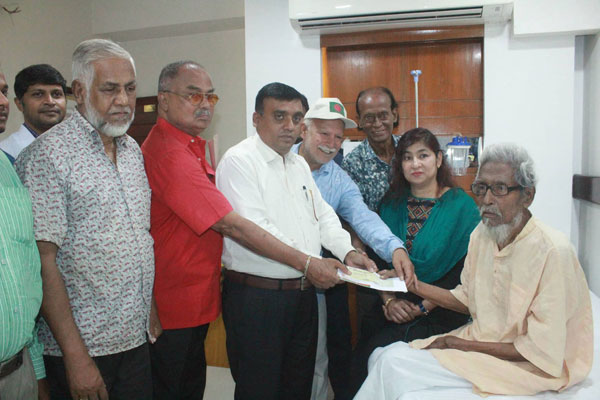 মুক্তিযোদ্ধা আক্কাস হোসেনের চিকিৎসায় ৫০ হাজার টাকার অনুদান