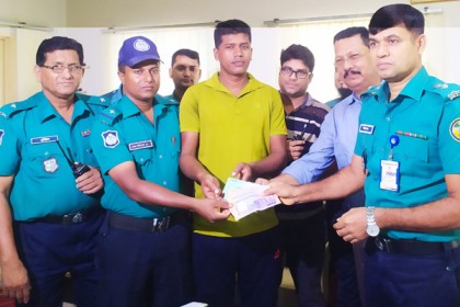 কুড়িয়ে পাওয়া টাকা ফিরিয়ে দেয়া এটিএসআই'কে পুরস্কৃত করবে বিএমপি