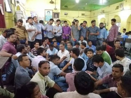 চেয়ার না পেয়ে মধুর ক্যান্টিনের মেঝেতে ছাত্রদলের নেতারা