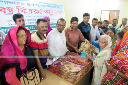 শিবগঞ্জে দুর্গাপূজা উপলক্ষে ৩০০ পরিবারের মাঝে পূজাসামগ্রী বিতরণ