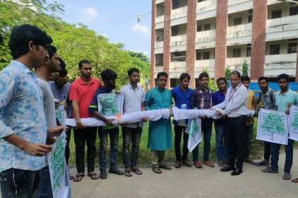 বেরোবিতে কাফনের কাপড় পেঁচিয়ে গাছ কাটার প্রতিবাদ

