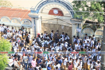 নেত্রকোনায় চিকিৎসা সহায়তার টাকা তোলা নিয়ে শিক্ষার্থীদের বিক্ষোভ
