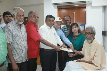 মুক্তিযোদ্ধা আক্কাস হোসেনের চিকিৎসায় ৫০ হাজার টাকার অনুদান