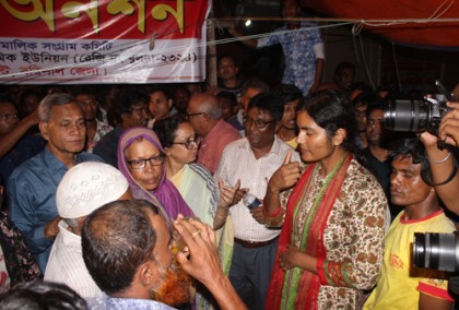 বরিশালে ব্যাটারিচালিত রিকশা শ্রমিকদের অনশন ভঙ্গ