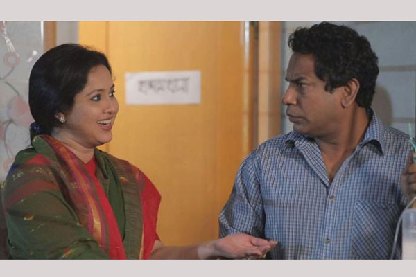 ‘হোসেন ভাইয়ের দোকানে আসা মানুষজন’ 