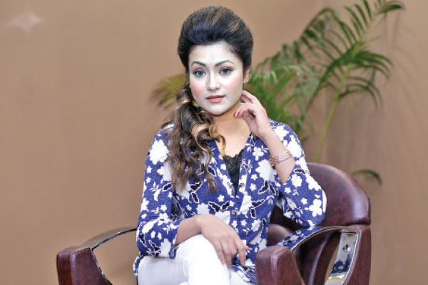 নিজেই নিজের বিউটিশিয়ান