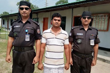 ময়মনসিংহে অস্ত্র ও গুলিসহ যুবক আটক
