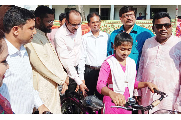 গলাচিপায় শিক্ষার্থী ও মুক্তিযোদ্ধাদের আর্থিক সহায়তা প্রদান 
