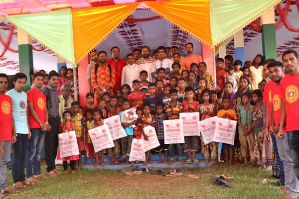 পূজা উপলক্ষ্যে সুবিধাবঞ্চিত শিশুদের মাঝে জামা বিতরণ 