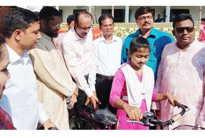 গলাচিপায় শিক্ষার্থী ও মুক্তিযোদ্ধাদের আর্থিক সহায়তা প্রদান 