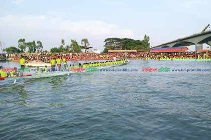 মেঘনা নদীতে নৌকা বাইচ প্রতিযোগিতা 
