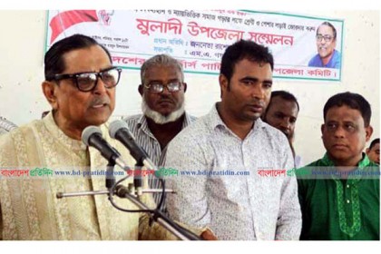 নিচ তলা থেকে শুরু করে উপর তলা পর্যন্ত হরিলুট: মেনন