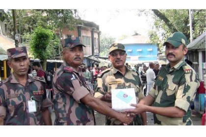 দুর্গাপূজা উপলক্ষে হিলি সীমান্তে বিএসএফকে বিজিবি’র মিষ্টি উপহার