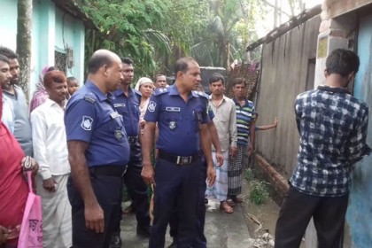 জমি-জমা নিয়ে দ্বন্দ্বে অভুক্ত মাকে তালাবদ্ধ রাখলো ছেলে  