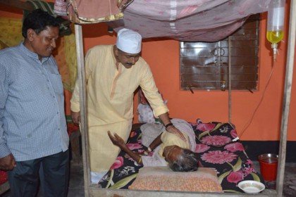 শারদীয় দুর্গা উৎসবে বৃদ্ধাশ্রমের বৃদ্ধাদের পাশে এমপি 