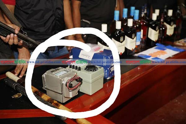 সম্রাটের অফিসে মিলল দু'টি ইলেকট্রিক শকিং মেশিন
