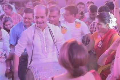 পূজায় ঢোল বাজিয়ে আলোচনায় উত্তর সিটির মেয়র (ভিডিও)