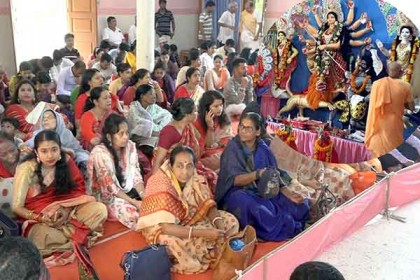 বরিশালে মন্দিরে মন্দিরে দুর্গাদেবীর মহাষ্টমী বিহিত পূজা অনুষ্ঠিত