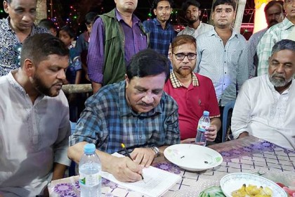 চরভদ্রাসনে কাজী জাফরউল্লাহর পূজা মন্ডপ পরিদর্শন