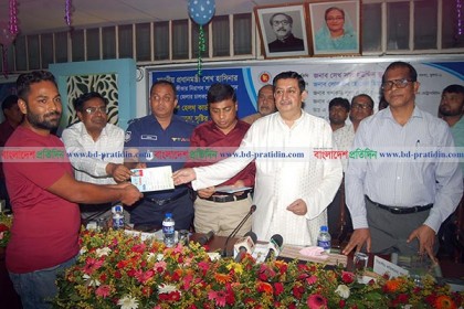 চালকদের স্বাস্থ্য পরীক্ষায় খুলনায় হেলথ কার্ড চালু