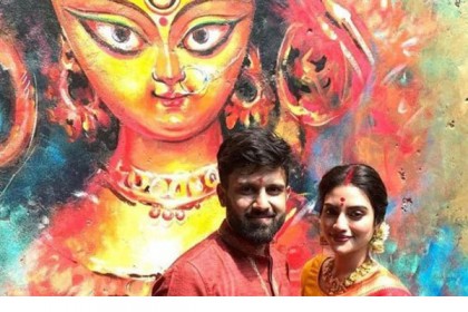 বিয়ের পর প্রথমবার স্বামীকে নিয়ে অঞ্জলি দিলেন নুসরাত
