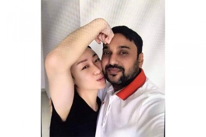 আলোচনায় সম্রাটের সঙ্গে কে এই নারী?