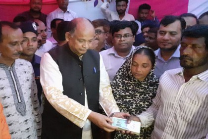 ঠাকুরগাঁওয়ে রেল দুর্ঘটনায় নিহত আপেলের বাড়িতে রেলমন্ত্রী সুজন