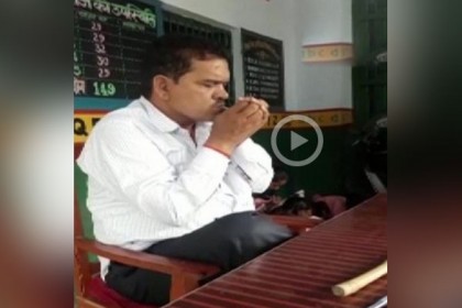ক্লাসরুমের মধ্যেই বিড়ি জ্বালালেন শিক্ষক (ভিডিও)