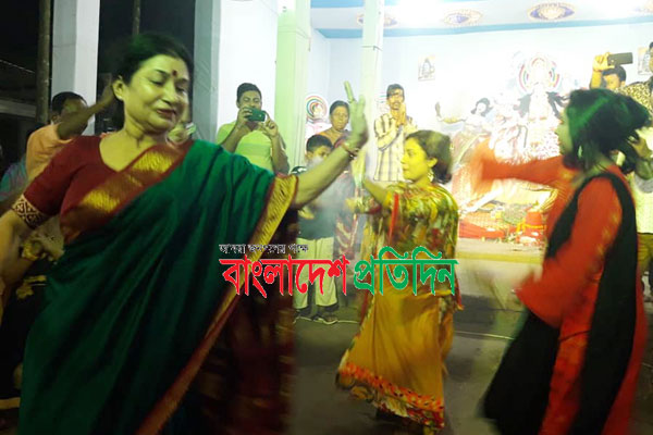 দুর্গাপূজার মহাঅষ্টমীতে নৃত্যশিল্পী শুক্লা সরকারের আরতি নৃত্য