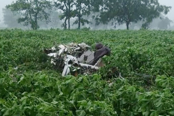 ভারতে বিমান বিধ্বস্ত হয়ে দুই পাইলটসহ ৩ জন নিহত