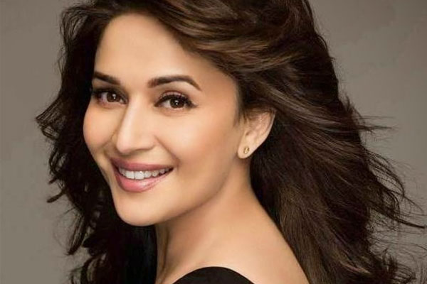 যে ঘনিষ্ঠ দৃশ্যের জন্য আজও অনুশোচনায় পুড়ছেন মাধুরী