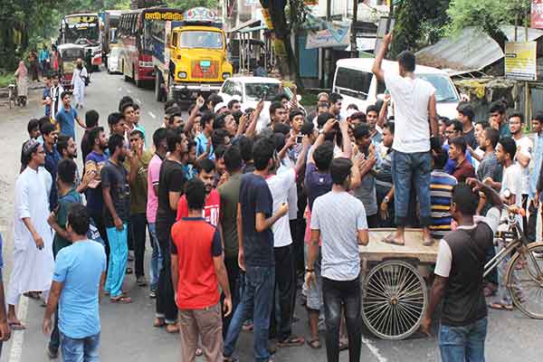 আবরার হত্যার প্রতিবাদে খুলনা-কুষ্টিয়া মহাসড়ক অবরোধ 