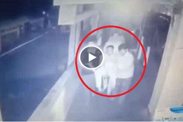 আবরারকে কোলে করে হলের করিডোরের দিকে হেঁটে আসেন তিনজন