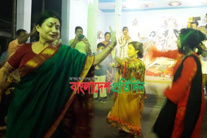 দুর্গাপূজার মহাঅষ্টমীতে নৃত্যশিল্পী শুক্লা সরকারের আরতি নৃত্য