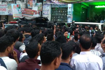 সম্রাটের অফিসের সামনে থেকে তিন জন গ্রেফতার