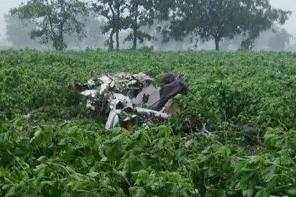 ভারতে বিমান বিধ্বস্ত হয়ে দুই পাইলটসহ ৩ জন নিহত