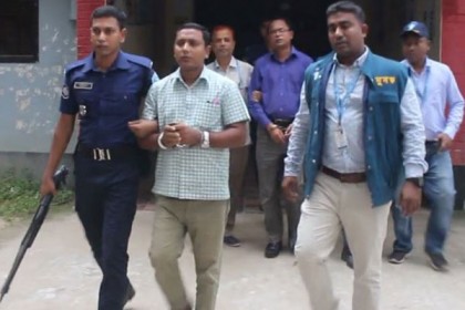 দুদকের অভিযানে ঘুষের টাকাসহ শিক্ষা অফিসার আটক