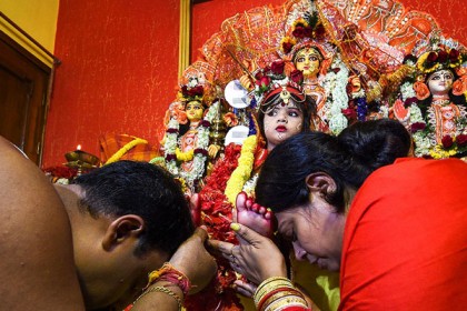 সাম্প্রদায়িক সম্প্রীতির নজির: কুমারী পূজায় মুসলিম কন্যা 