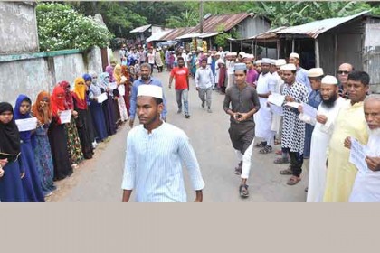 মাদ্রাসা শিক্ষককে মারধরের বিচার দাবিতে শিক্ষার্থীদের মানববন্ধন