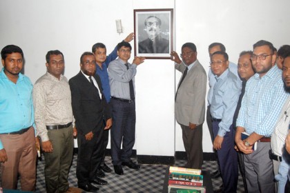 সিলেটে আদালতে টানানো হলো বঙ্গবন্ধুর প্রতিকৃতি

