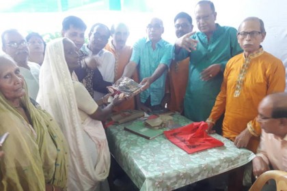 কিশোরগঞ্জ রামকৃষ্ণ আশ্রমে বস্ত্র বিতরণ

