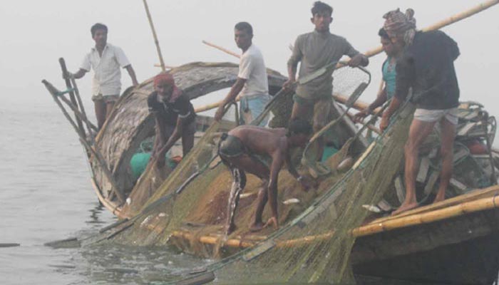 আজ রাত থেকে ২২ দিন মাছ ধরা বন্ধ