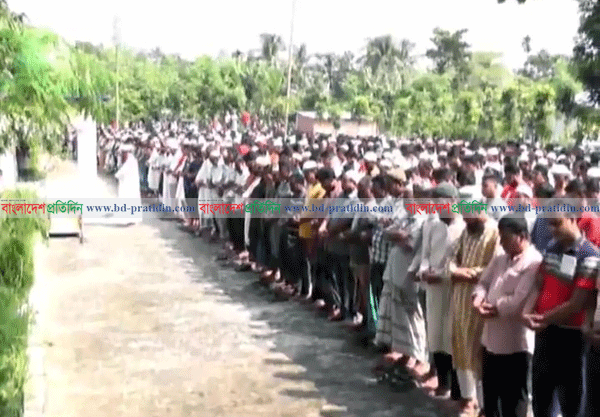 বাড়ির আঙিনায় চিরনিদ্রায় শায়িত আবরার