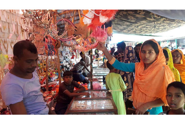 প্রতিমা বিসর্জনের দিনে ধুনটে শতাব্দী প্রাচীন বউ মেলা