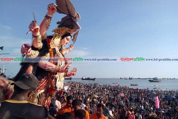 চোখের জলে মা দুর্গাকে বিদায়
