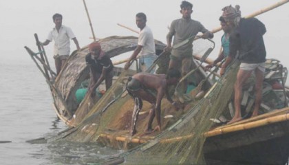 আজ রাত থেকে ২২ দিন মাছ ধরা বন্ধ